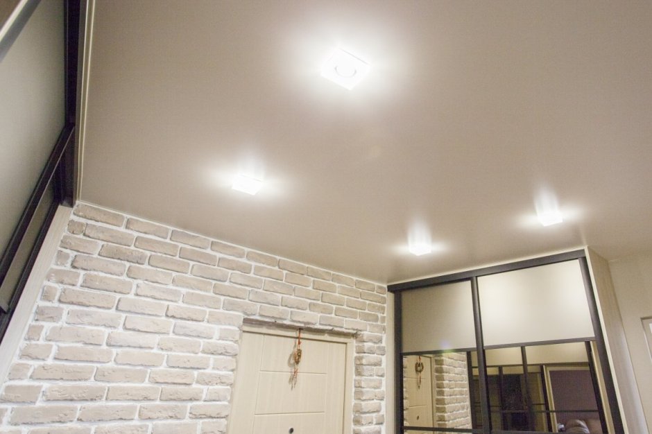 Красивые потолки для холла