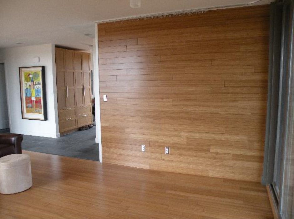 Стена выложенная ламинатом