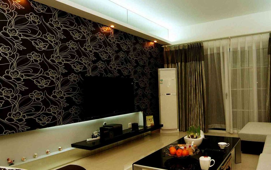 Темные стены в зале