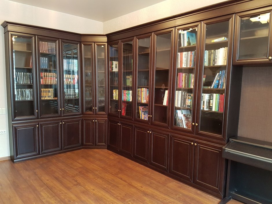 Книжный шкаф со встроенным письменным столом