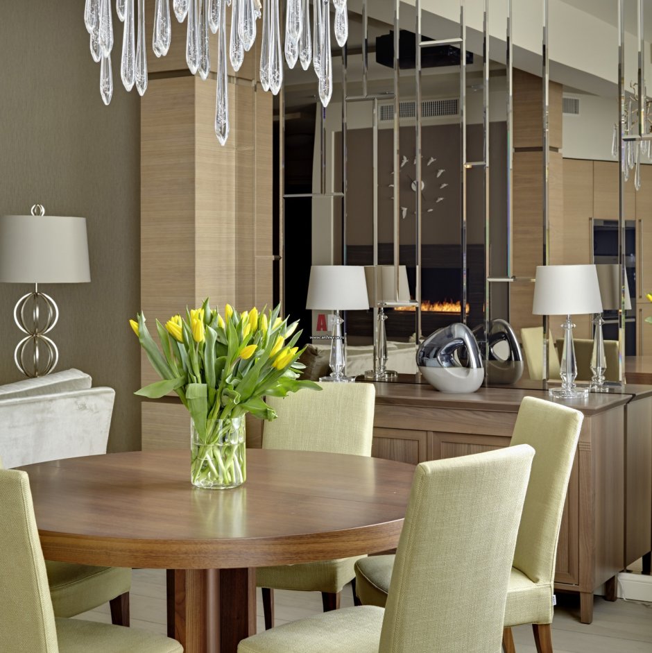 Зеркальная плитка в обеденной зоне