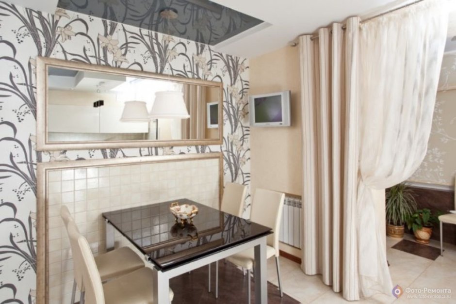 Стена возле обеденного стола на кухне