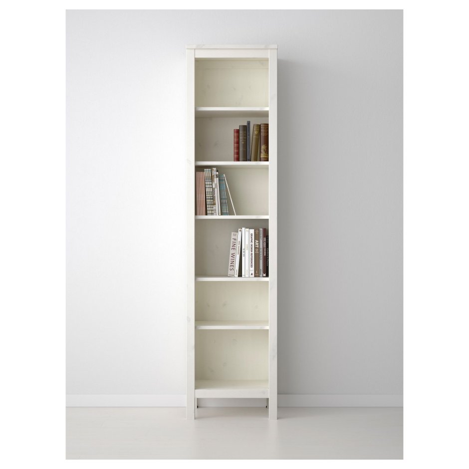 Книжные полки вокруг дверного проема