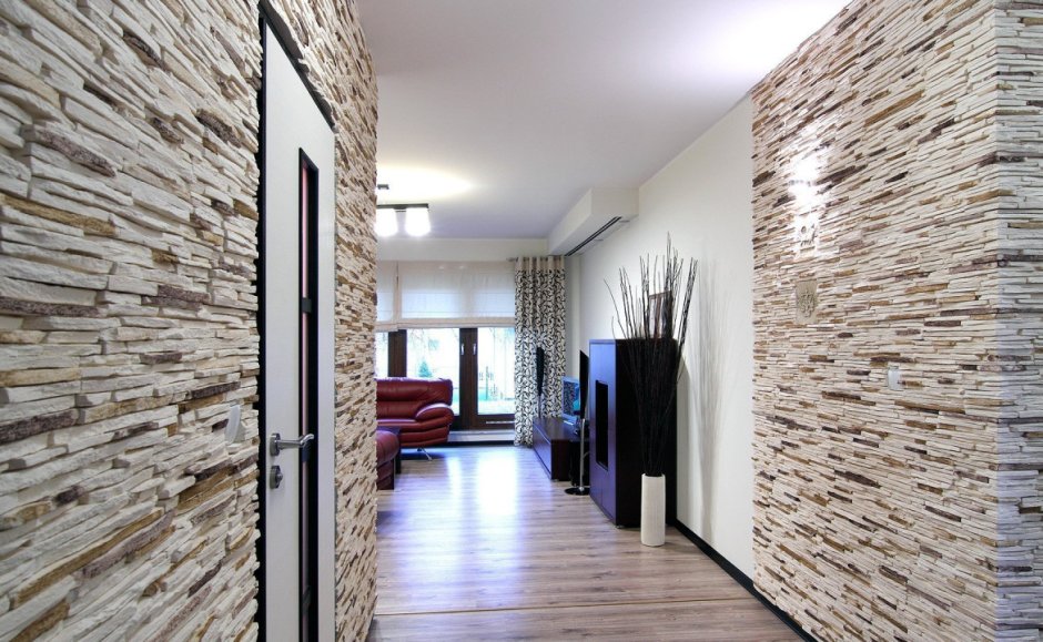 Декоративная плитка в коридоре