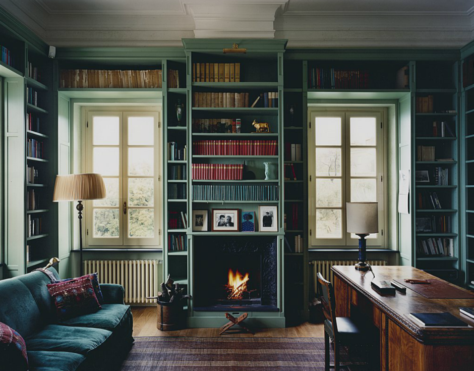 Камин с книжными полками