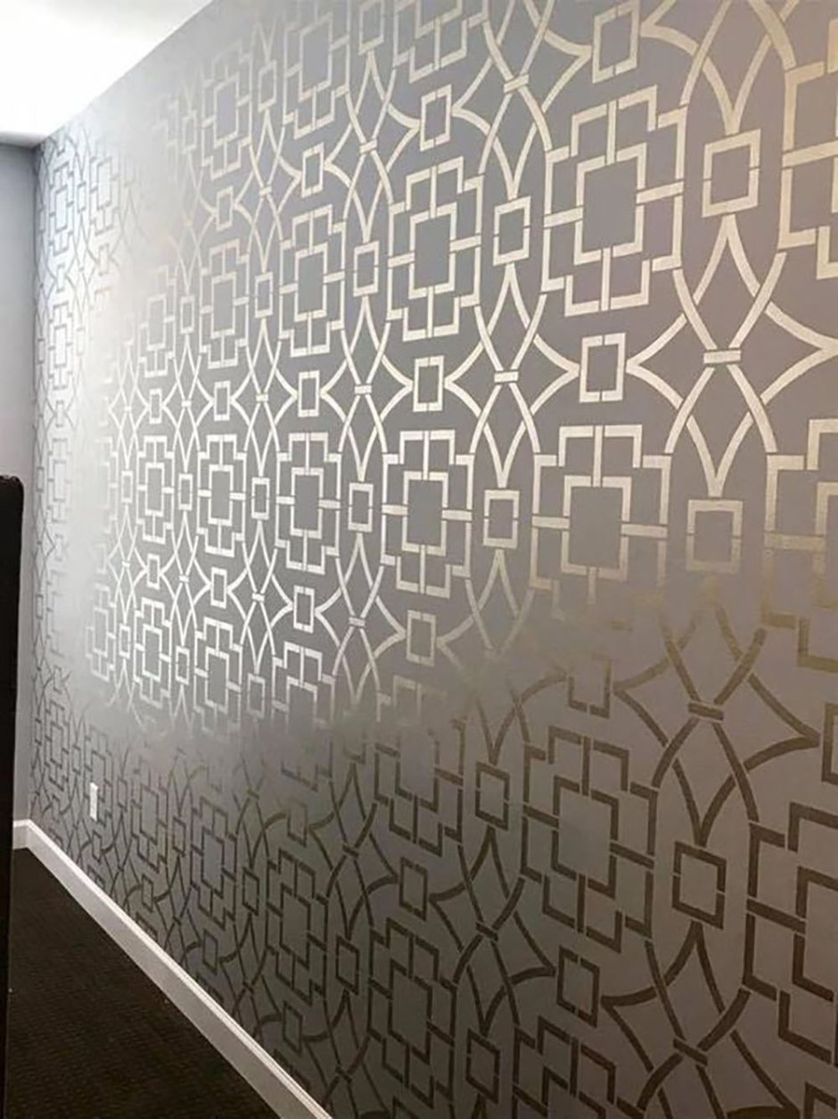 Декоративная штукатурка с трафаретом на стенах