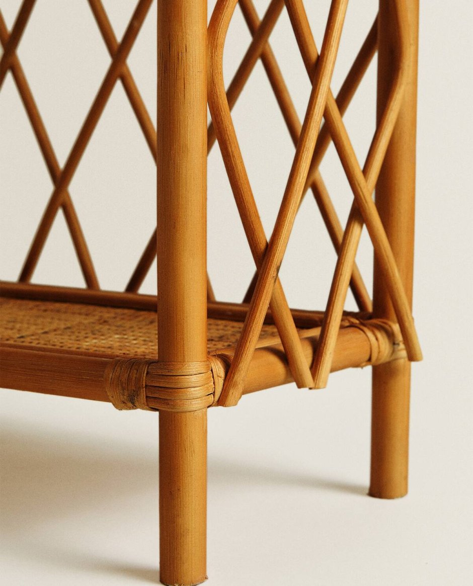 Этажерка из ротанга