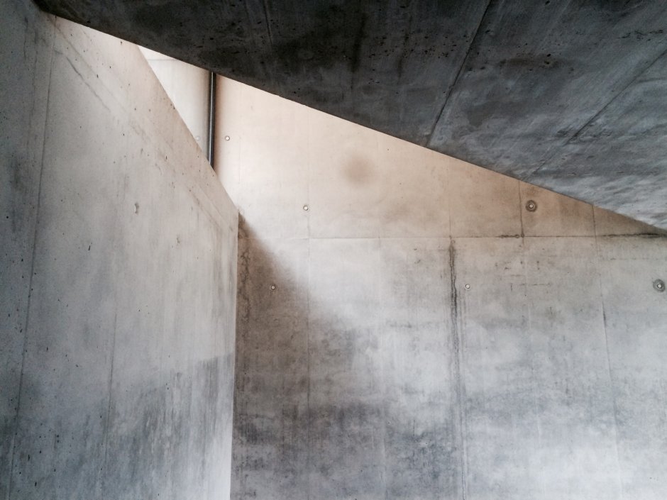 Бетонная стена сбоку