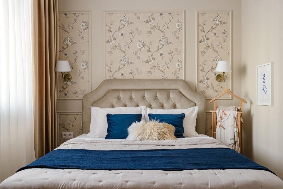 Обои с молдингом в спальне