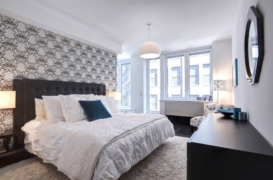 Белые обои в интерьере спальни