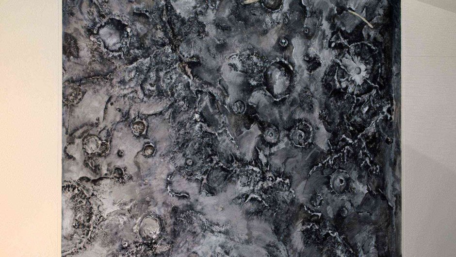 Луна из декоративной штукатурки