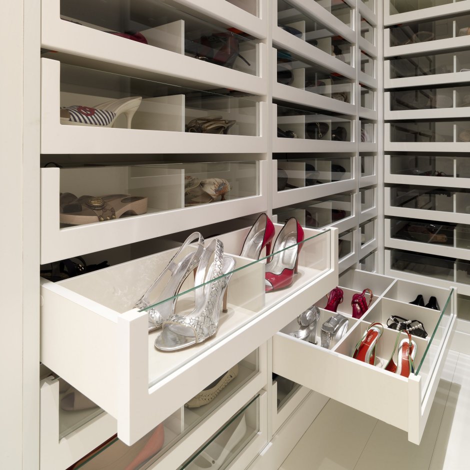 Выдвижные ящики для обуви в гардеробной