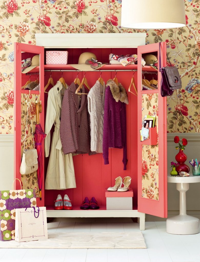 Шкаф желтого цвета