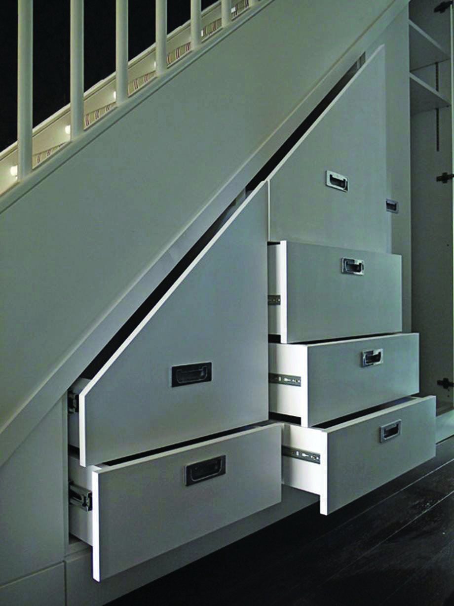 Ящики под лестницей