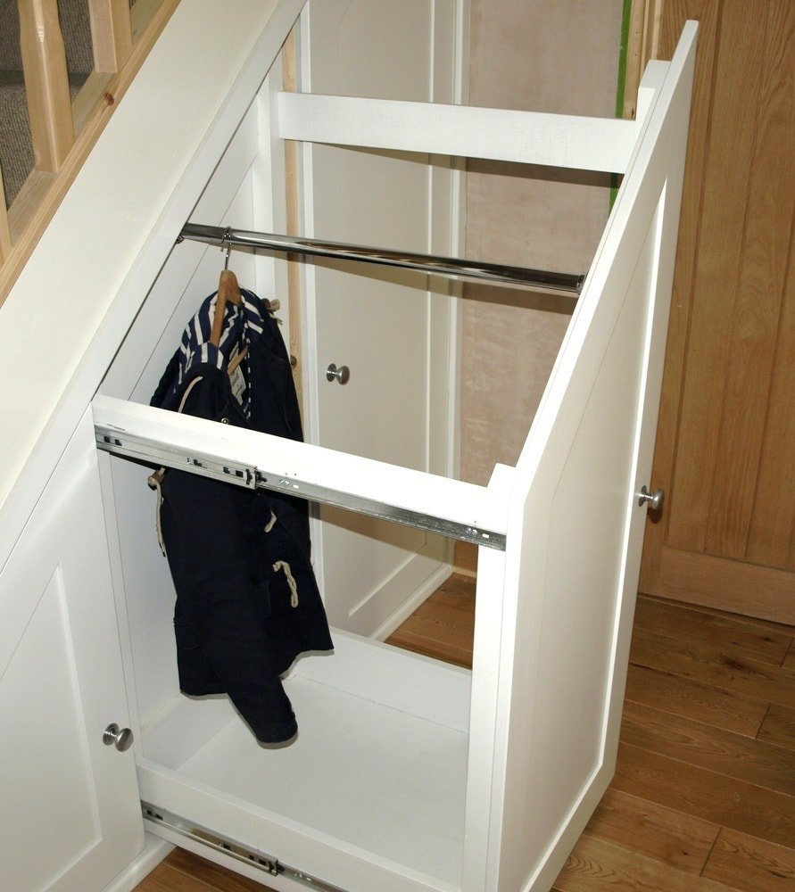 Шкаф выдвижной для одежды под лестницей