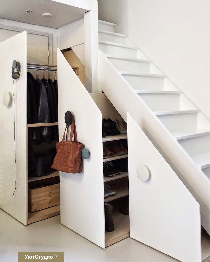 Кладовка из кухни под лестницей