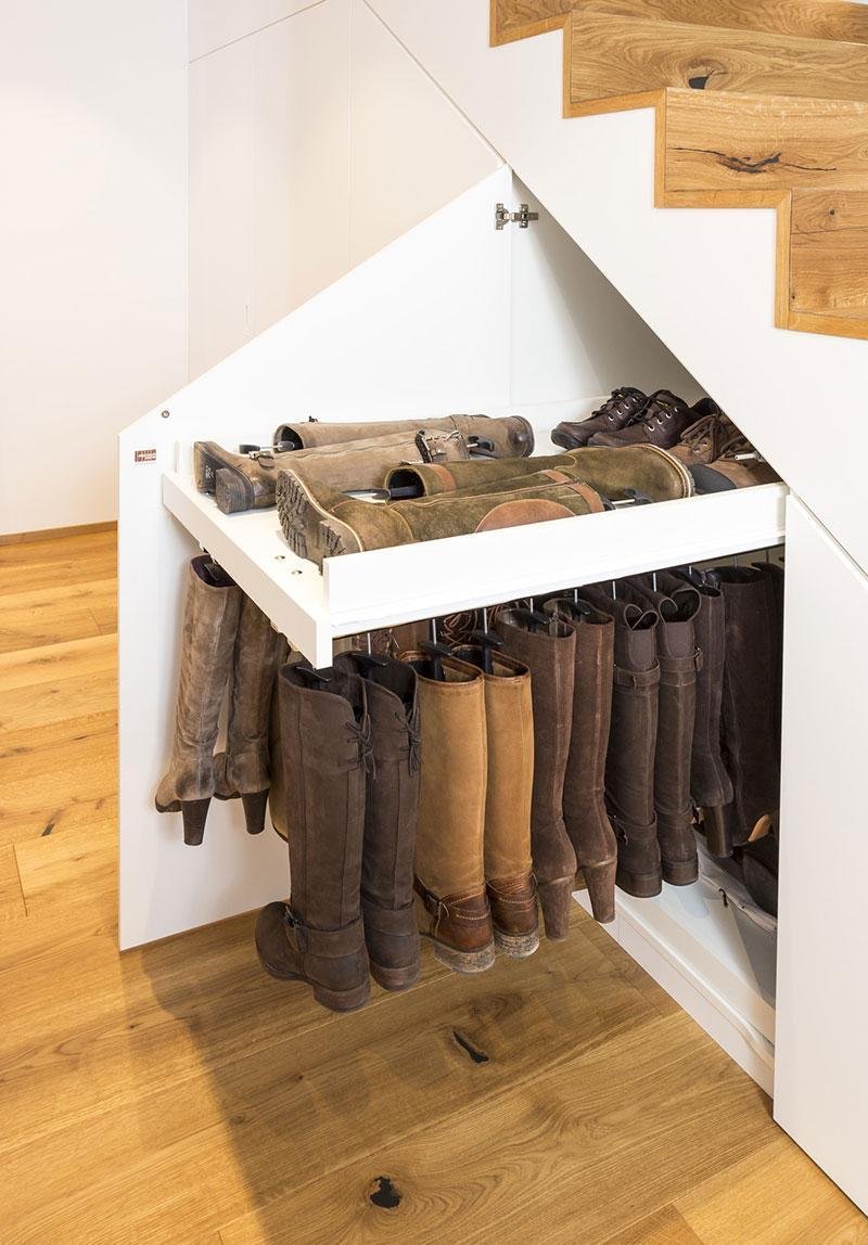 Выдвижная полка для обуви под лестницей