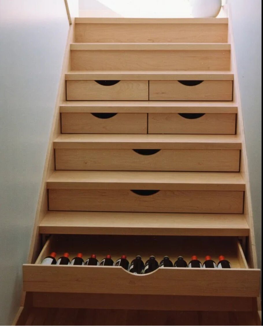 Лестница с ящиками в ступеньках