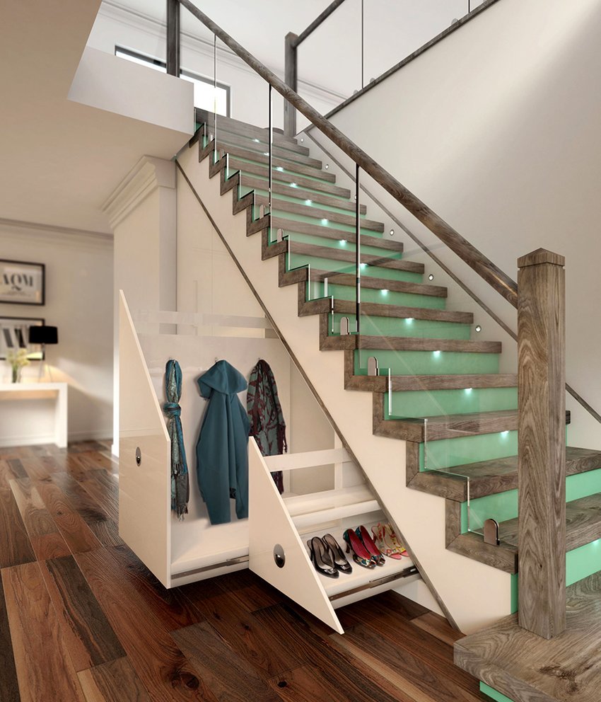 Гардеробная под лестницей