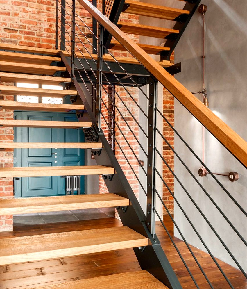 Лестница на металлокаркасе лофт