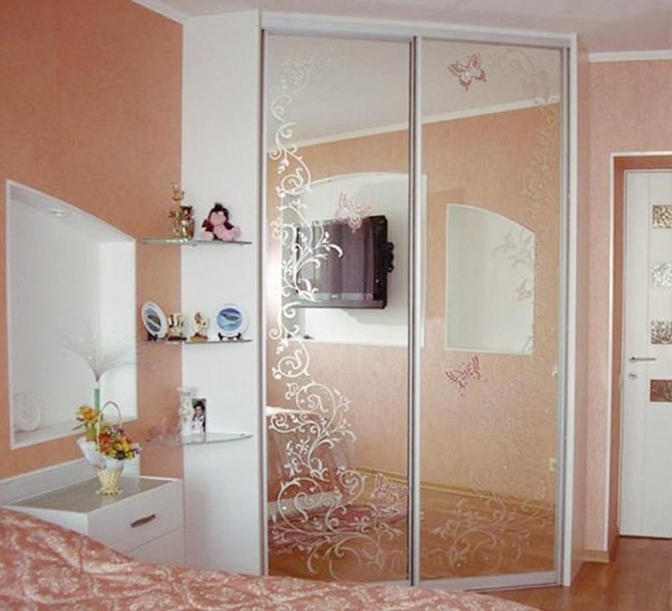 Шкаф-купе в спальню с зеркалом