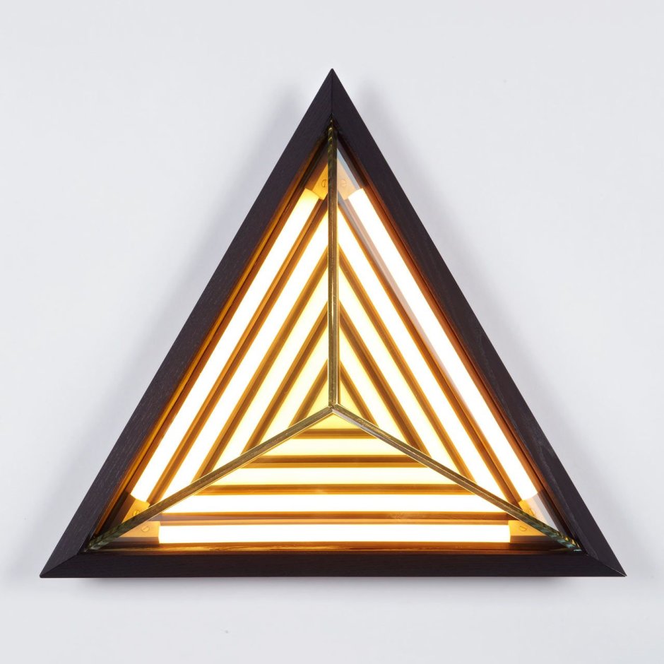 Треугольный светильник