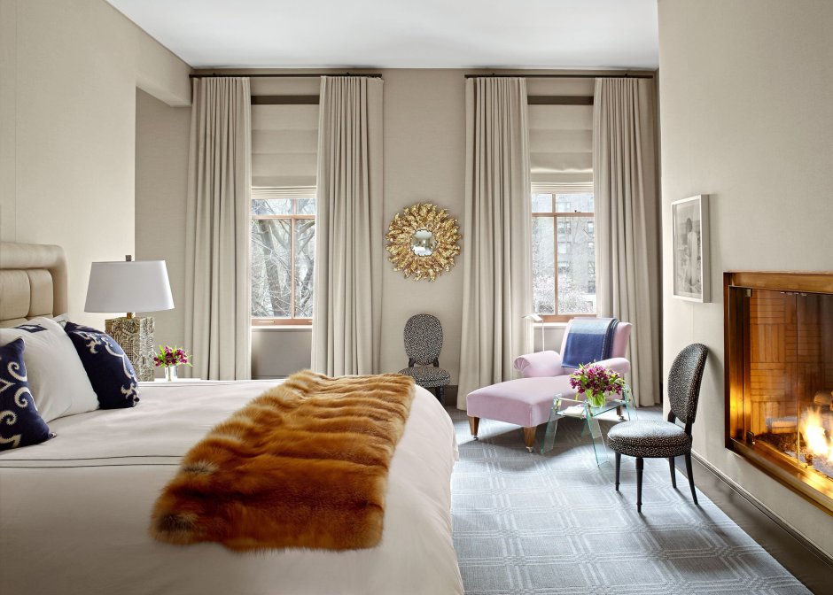 Спальня с двумя окнами на одной стене