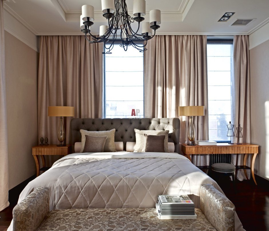 Интерьер спальни с двумя окнами на разных стенах