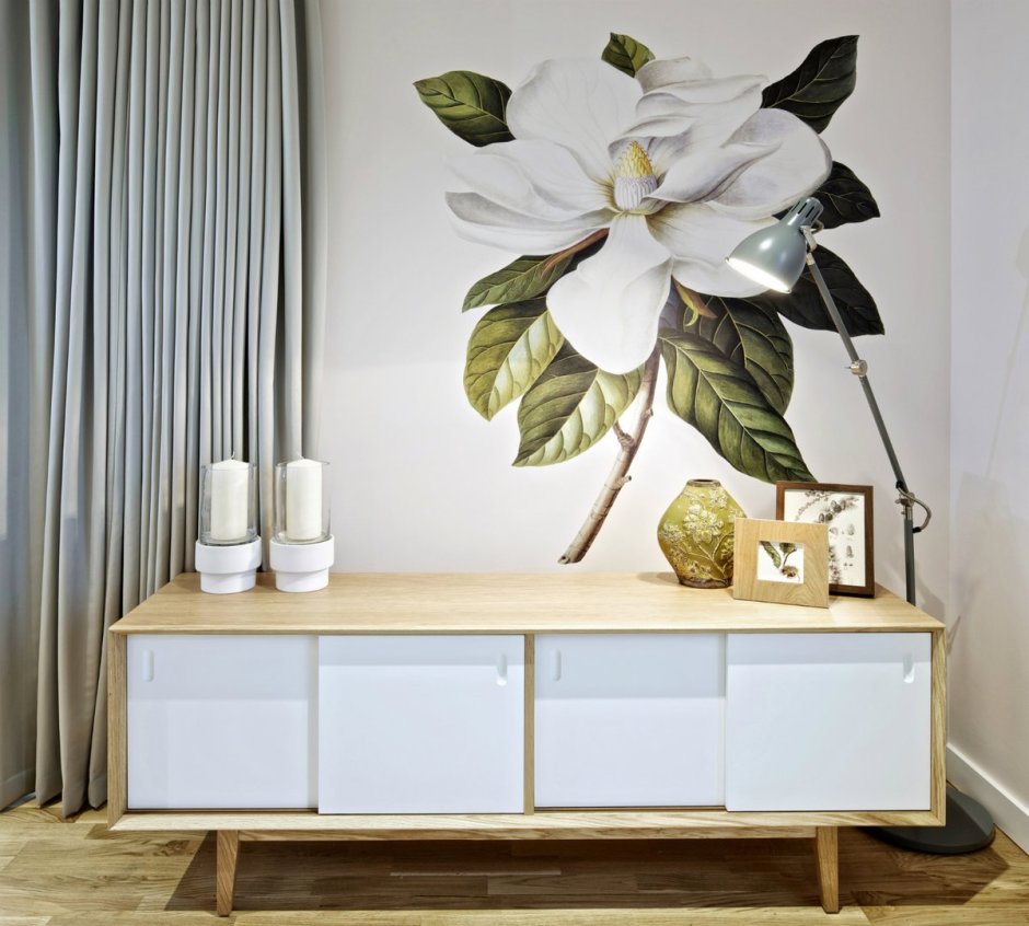 Цветы на стене в интерьере