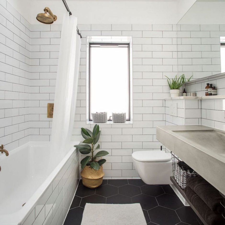 Ванная с акцентной стеной под дерево