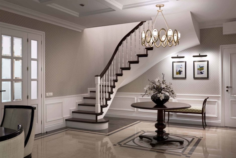 Холл в доме с лестницей