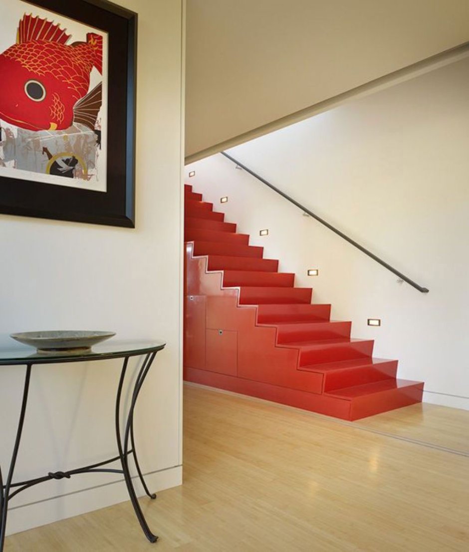 Лестница красного цвета