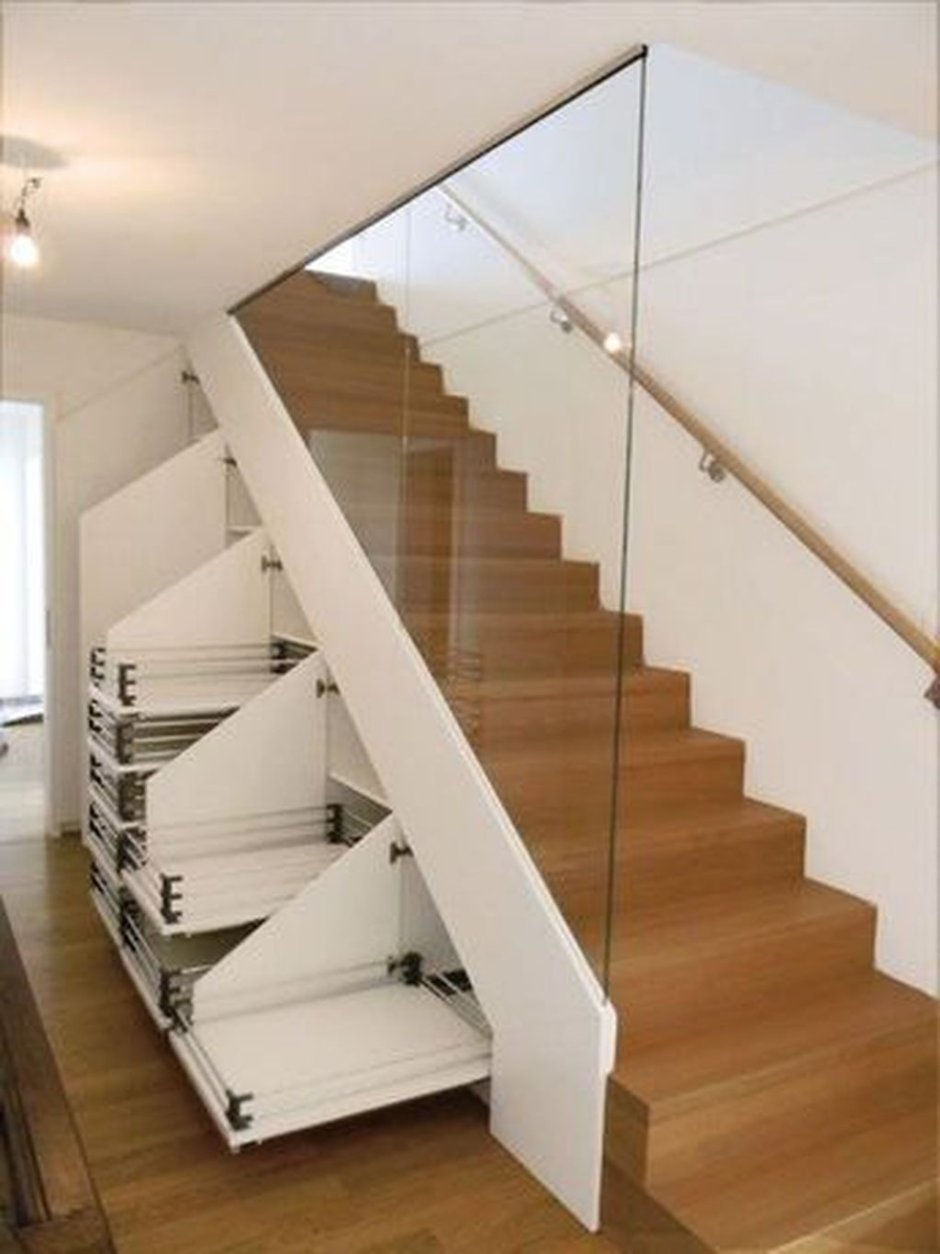 Зеркальный шкаф под лестницей