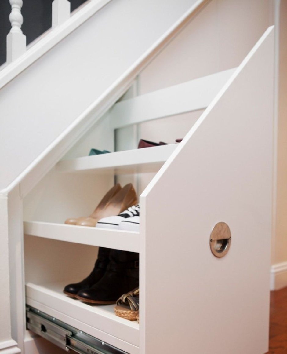 Выкатная полка для обуви под лестницей