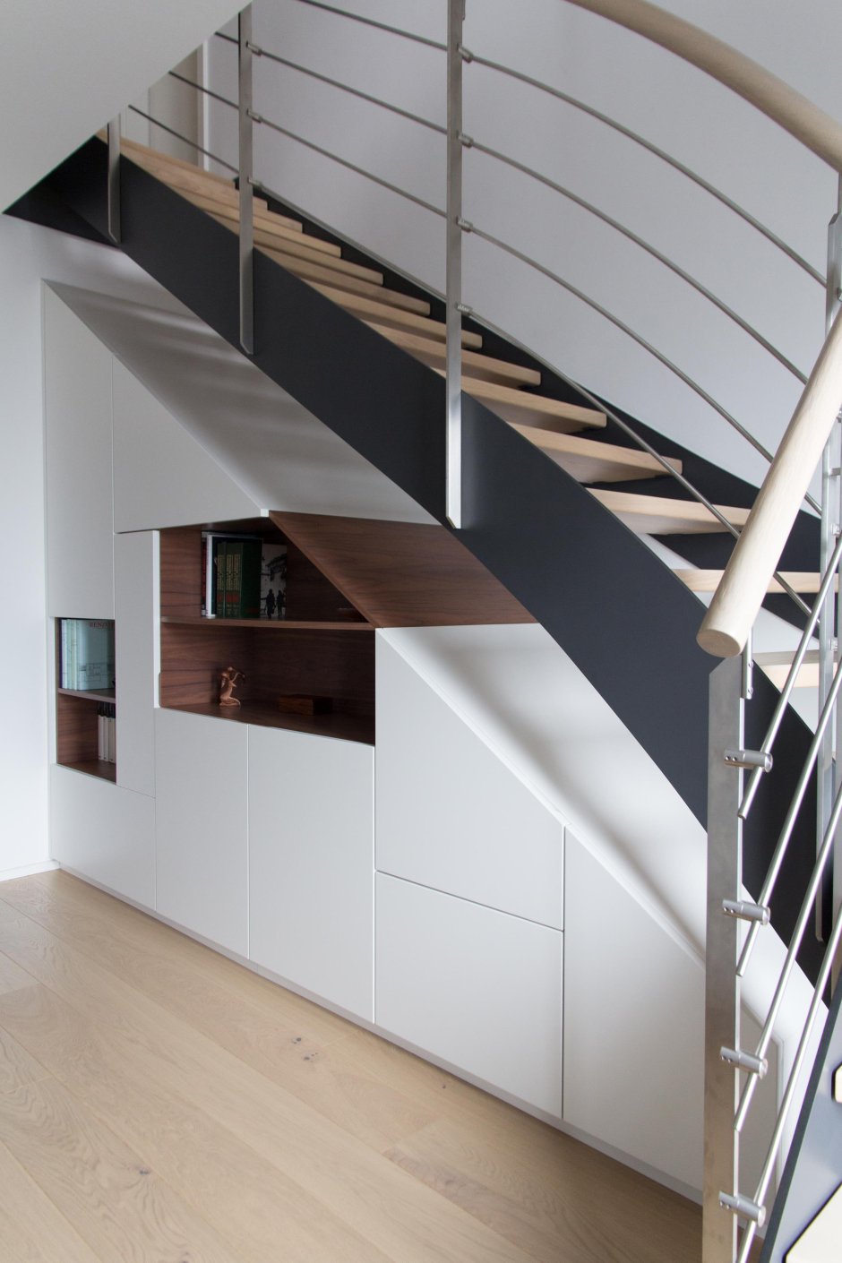 Выкатные системы под лестницей