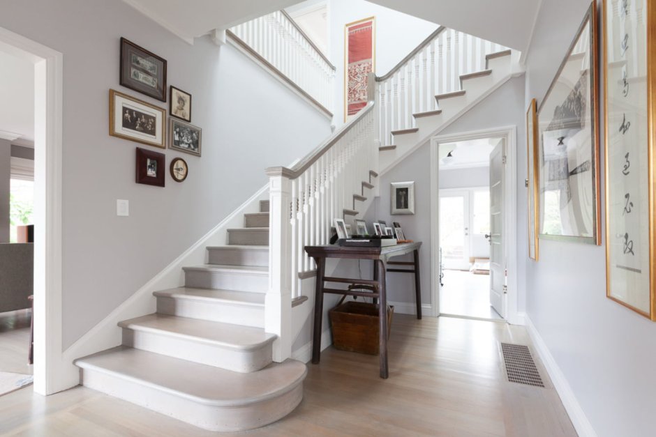 Лестница в сером цвете в интерьере