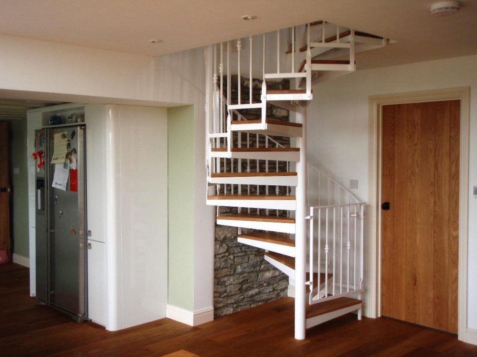 Винтовая лестница в прихожей