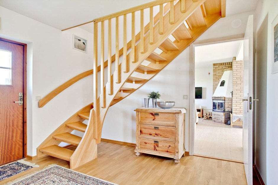 Компактная лестница на мансарду