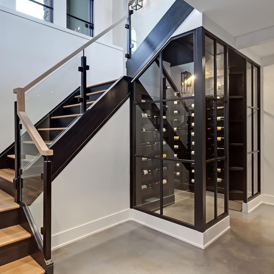 Лестница с дверью в подвал