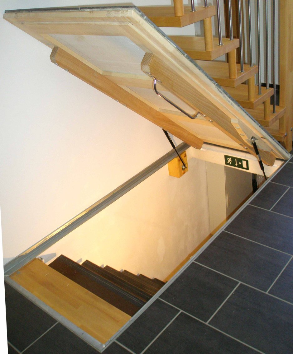 Лестница в цокольный этаж в частном доме