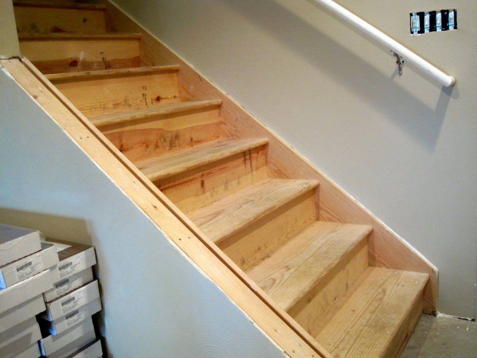 Деревянная лестница в погреб