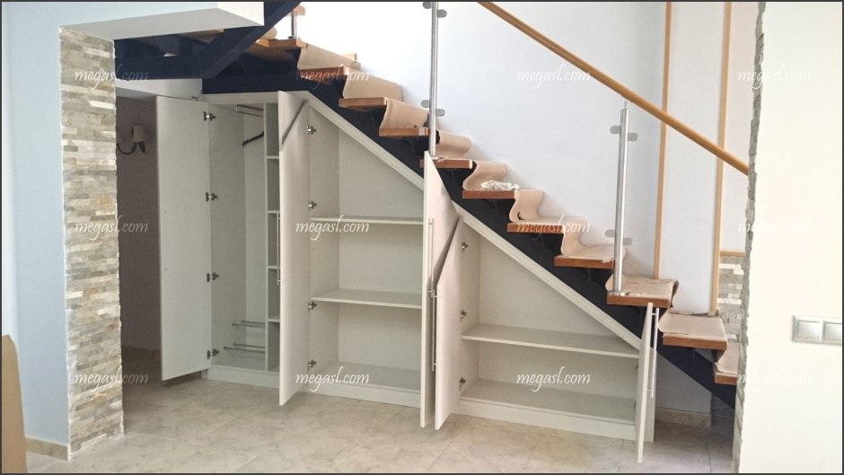 Полки под деревянной лестницей