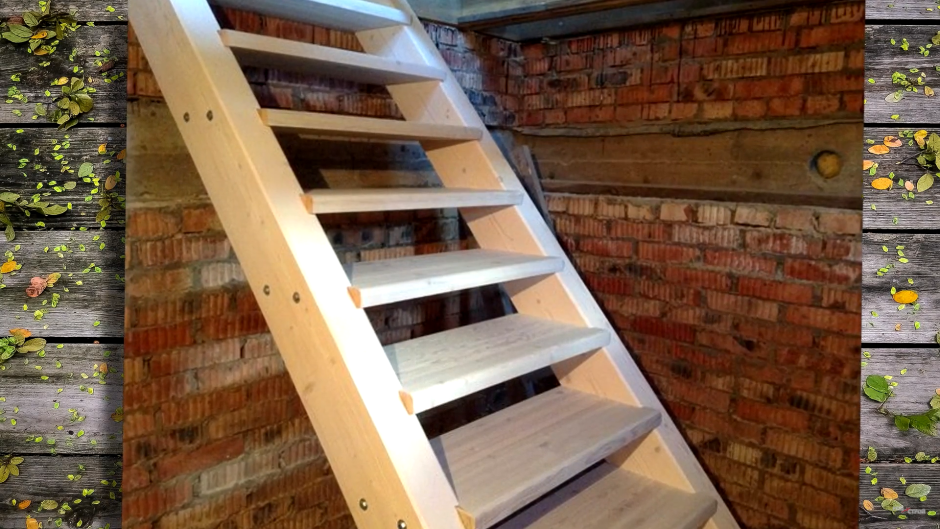 Деревянная лестница в погреб