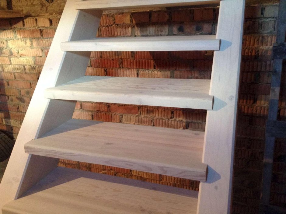 Деревянная лестница в подвал