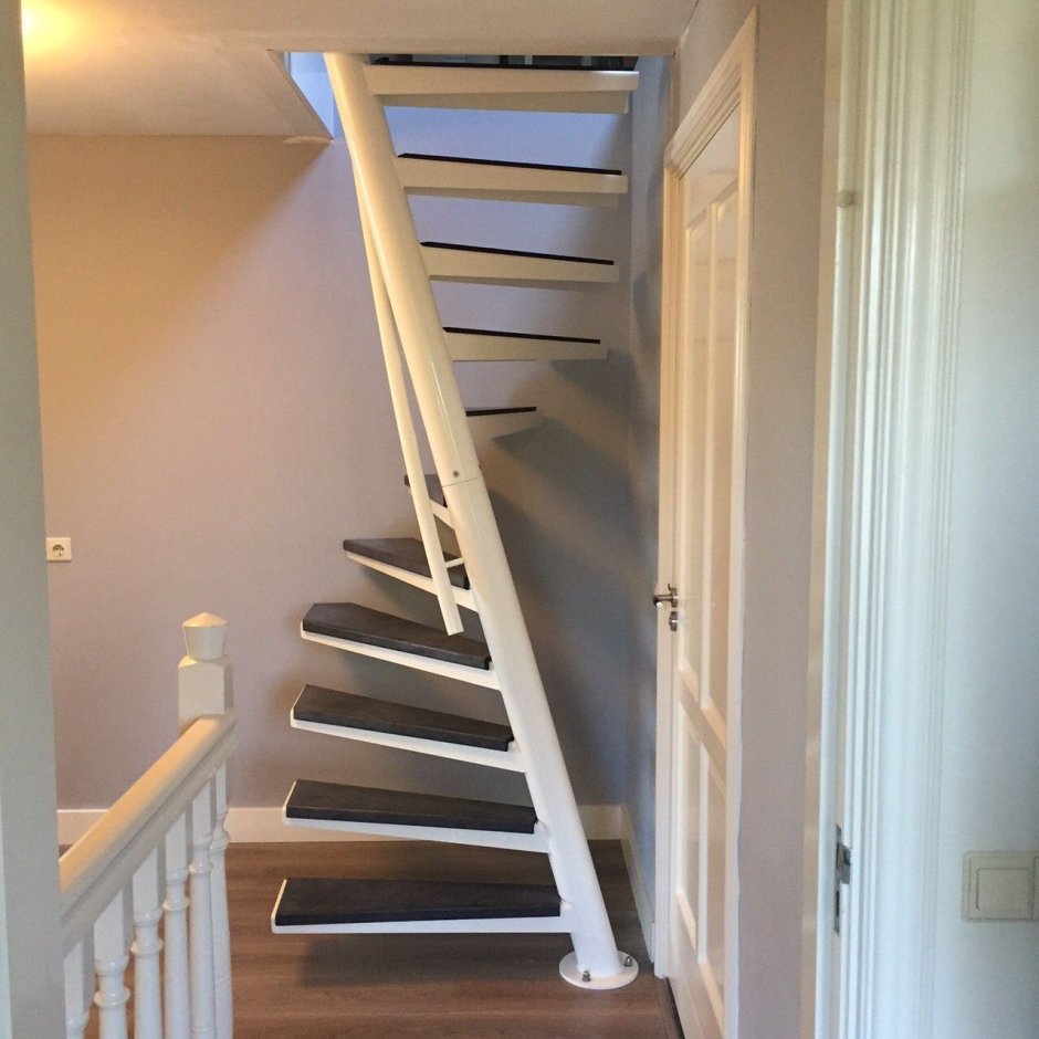 Лестница со спуском в подвал