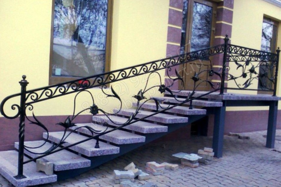 Входная лестница из металла