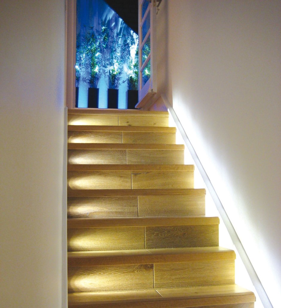 Подсветка лестницы на ступенях