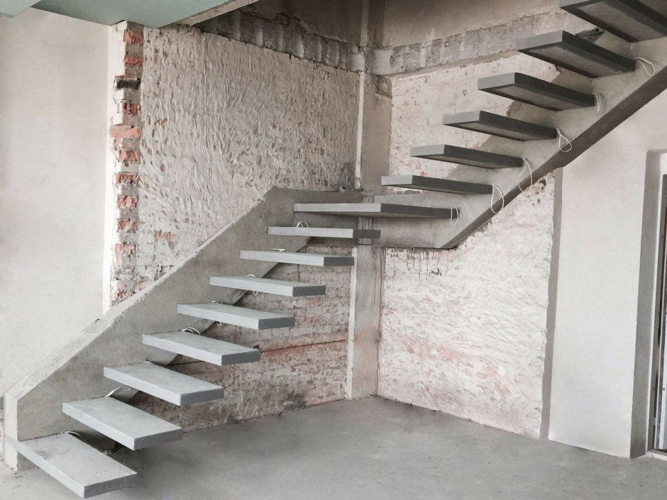 Лестница косоур сбоку монолит