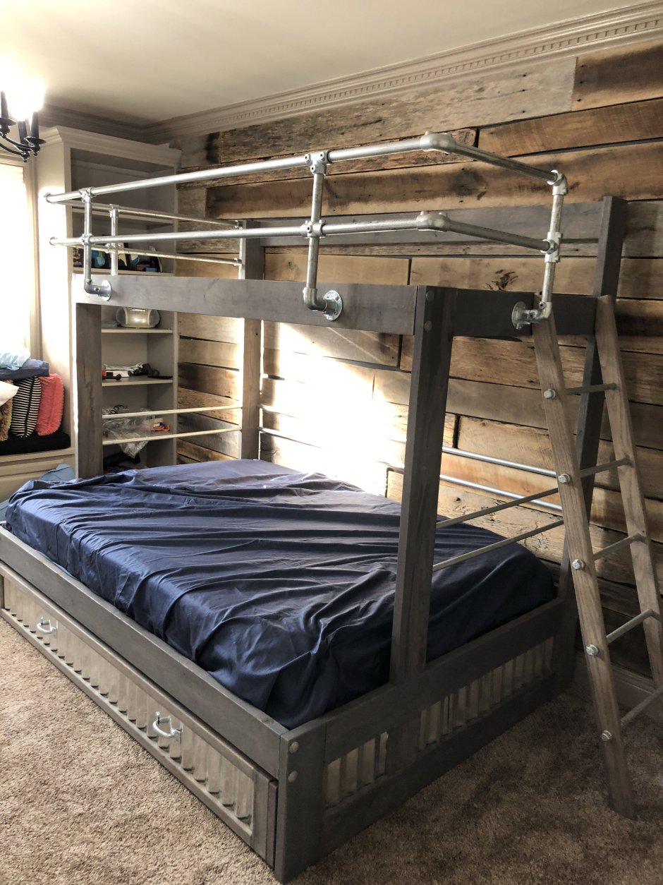 Кровать на 2 ярусе лофт