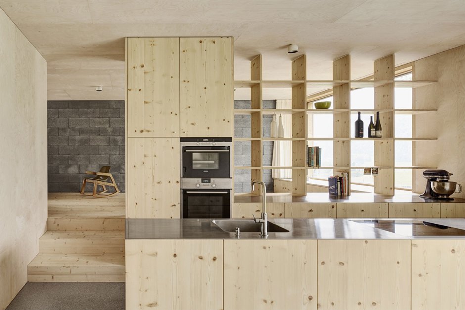 Кухня с фасадами под дерево